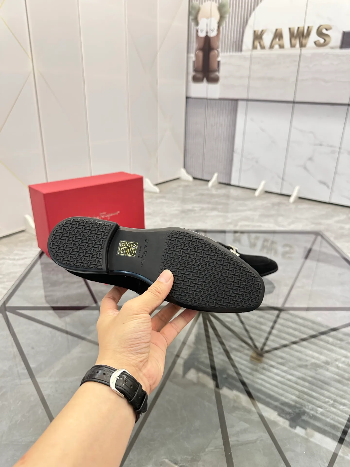 Men's shoes: 💰P640¥ High-end quality Product trademark: Ferragamo* "Ferragamo*" leather shoes Regular size: 38-44 (can be customized to 45.46.) Product materials: imported first-layer nubuck leather upper, cowhide lining, original outsole. Number: 688